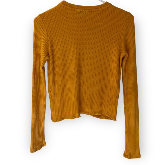 TOPSHOP Waffle-knit Long Sleeve Tee with Twisted Wrap Hem in Goldenrod NWOT - Picture 3 of 7